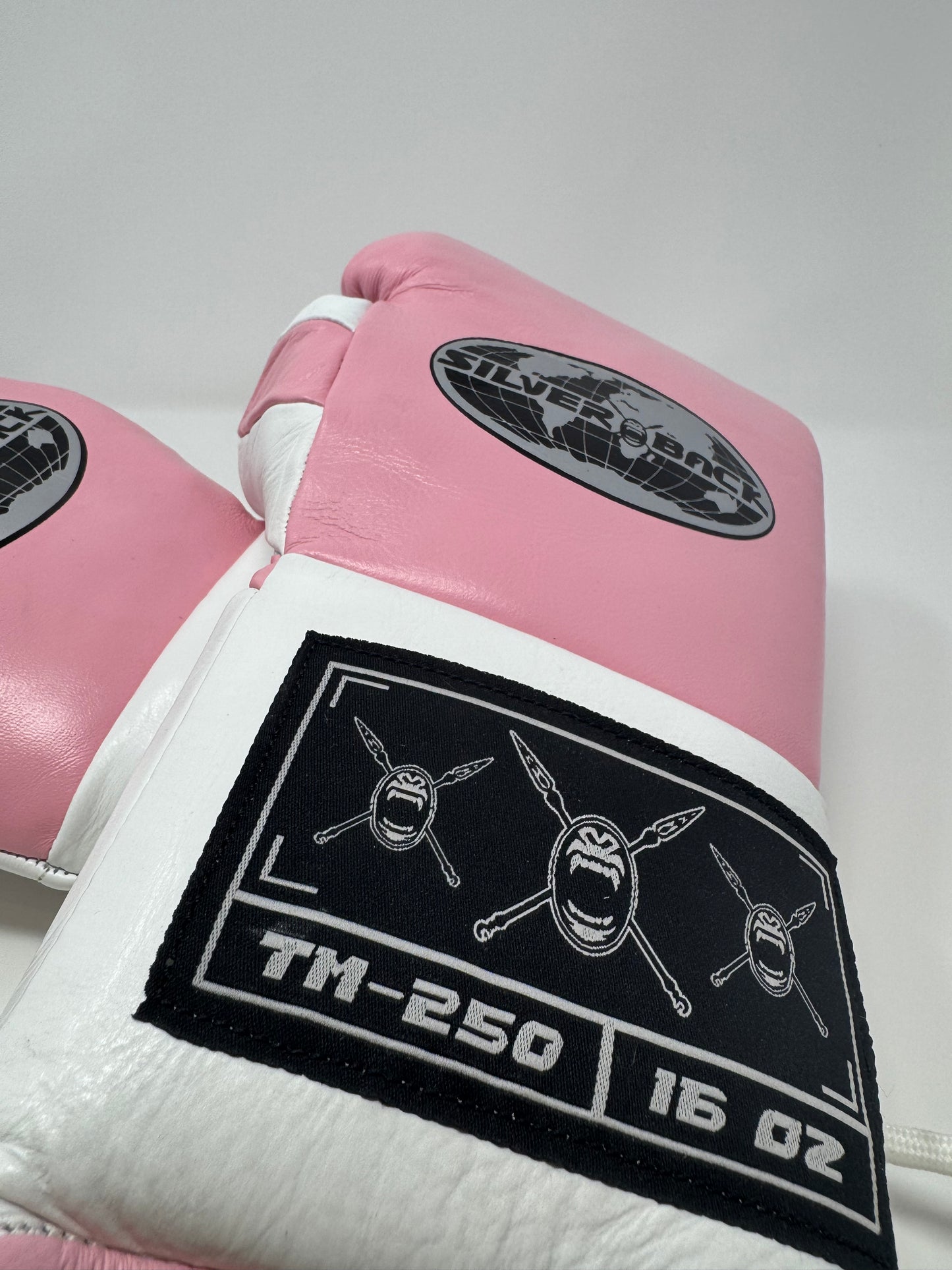 GANTS DE BOXE À LACETS SILVERBACK - TM-250 - BLANC / ROSE - CRIN DE CHEVAL