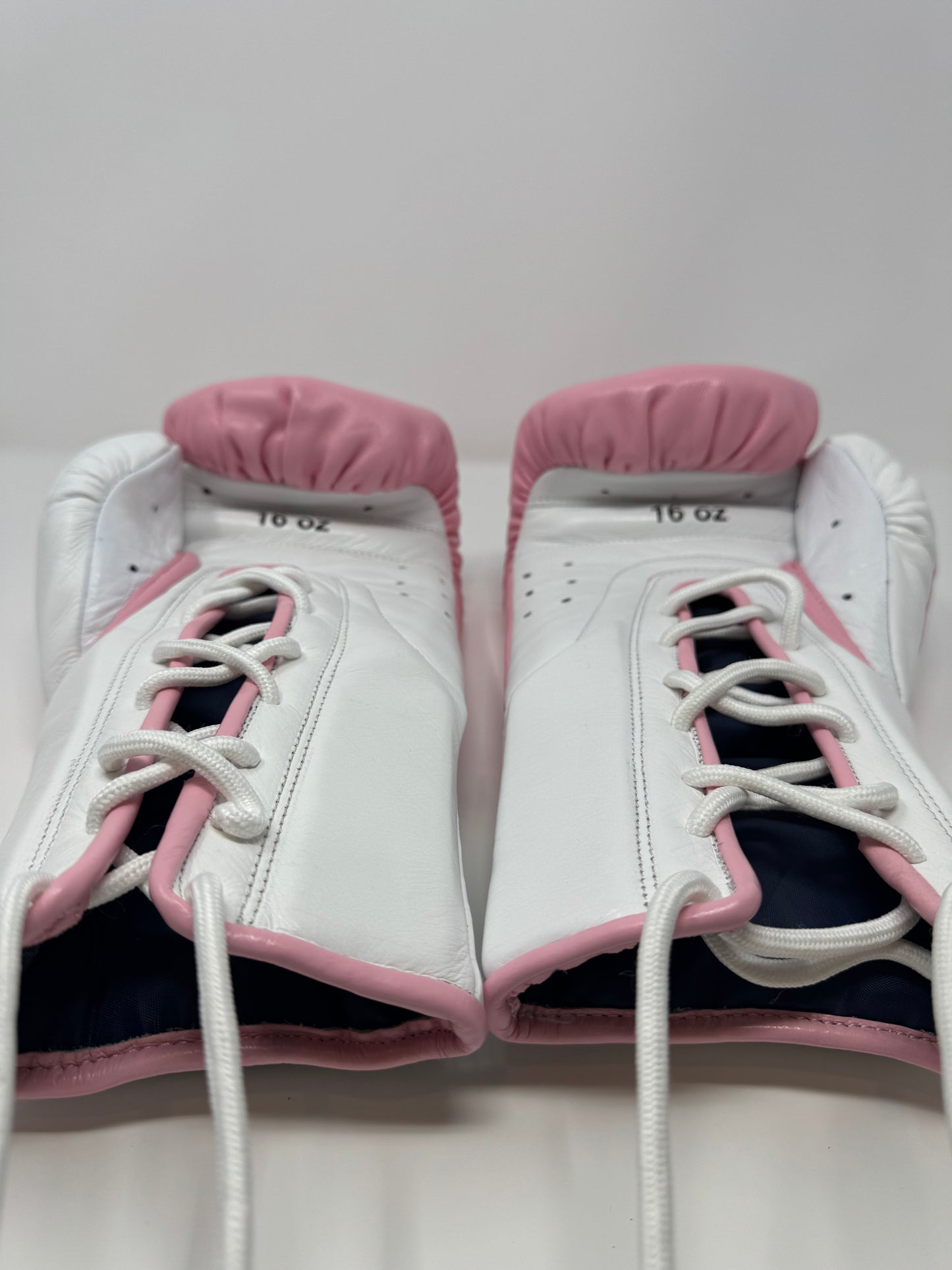GANTS DE BOXE À LACETS SILVERBACK - TM-250 - BLANC / ROSE - CRIN DE CHEVAL