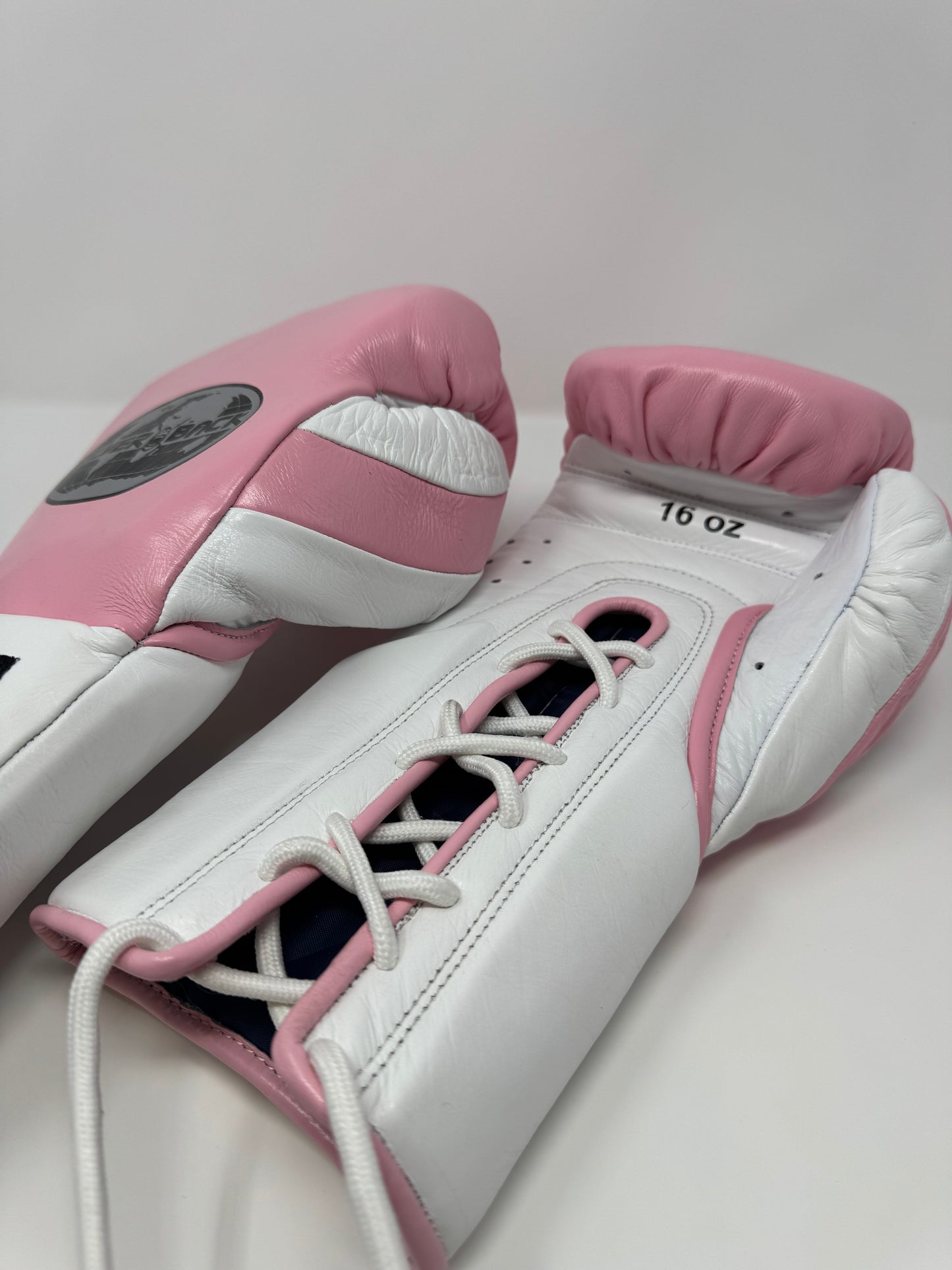 GANTS DE BOXE À LACETS SILVERBACK - TM-250 - BLANC / ROSE - CRIN DE CHEVAL