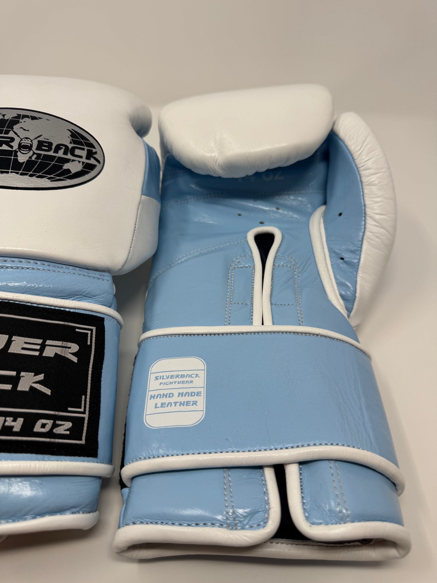 GANTS DE BOXE SILVERBACK - TM-200 - BLANC / BLEU CIEL