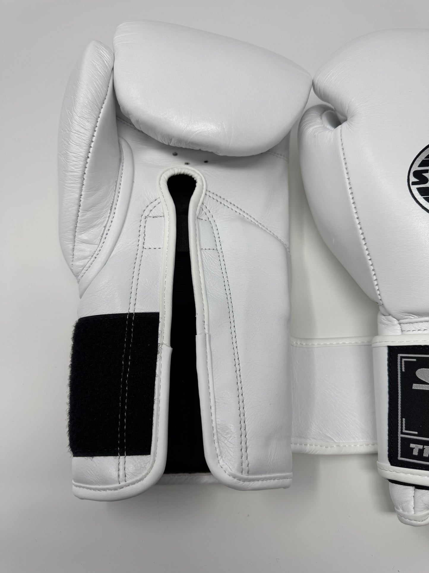 GANTS DE BOXE SILVERBACK - TM-200 - Blanc