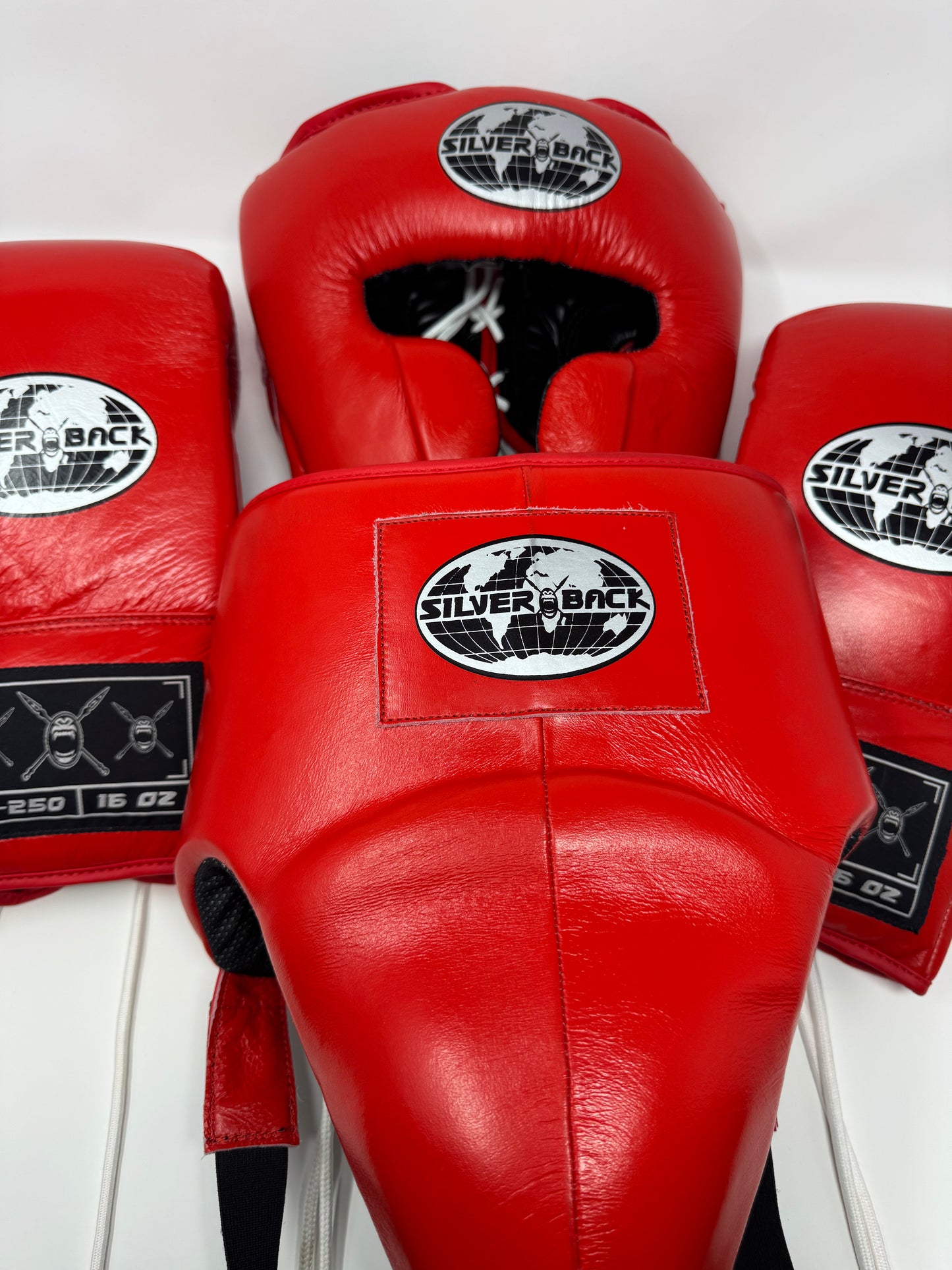 GANTS ET CASQUE DE BOXE EN CUIR - Rouge
